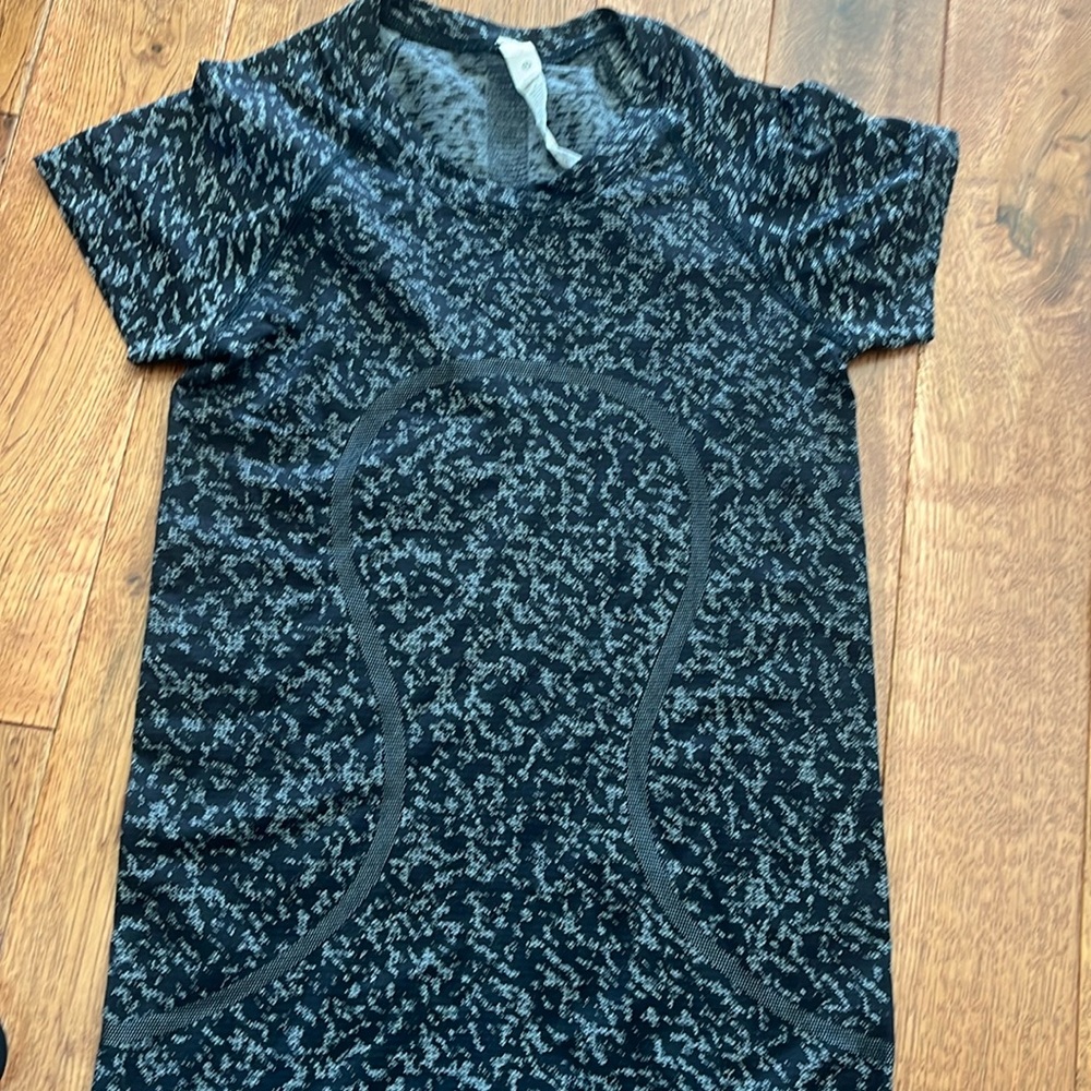 Lululemon black/gray  Swiftley short sleeve top size 2